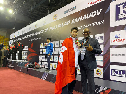 鄧宇軒（左）於亞洲青少年空手道錦標賽中勇奪金牌，為港隊創下亞青賽歷史。